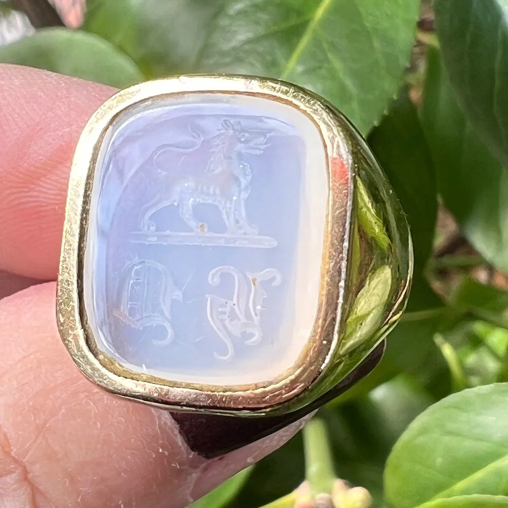 VINTAGE 9K GOLD WHITE CHALCEDONY LION INTAGLIO SIGNET RING BRITISH HALLMARKS